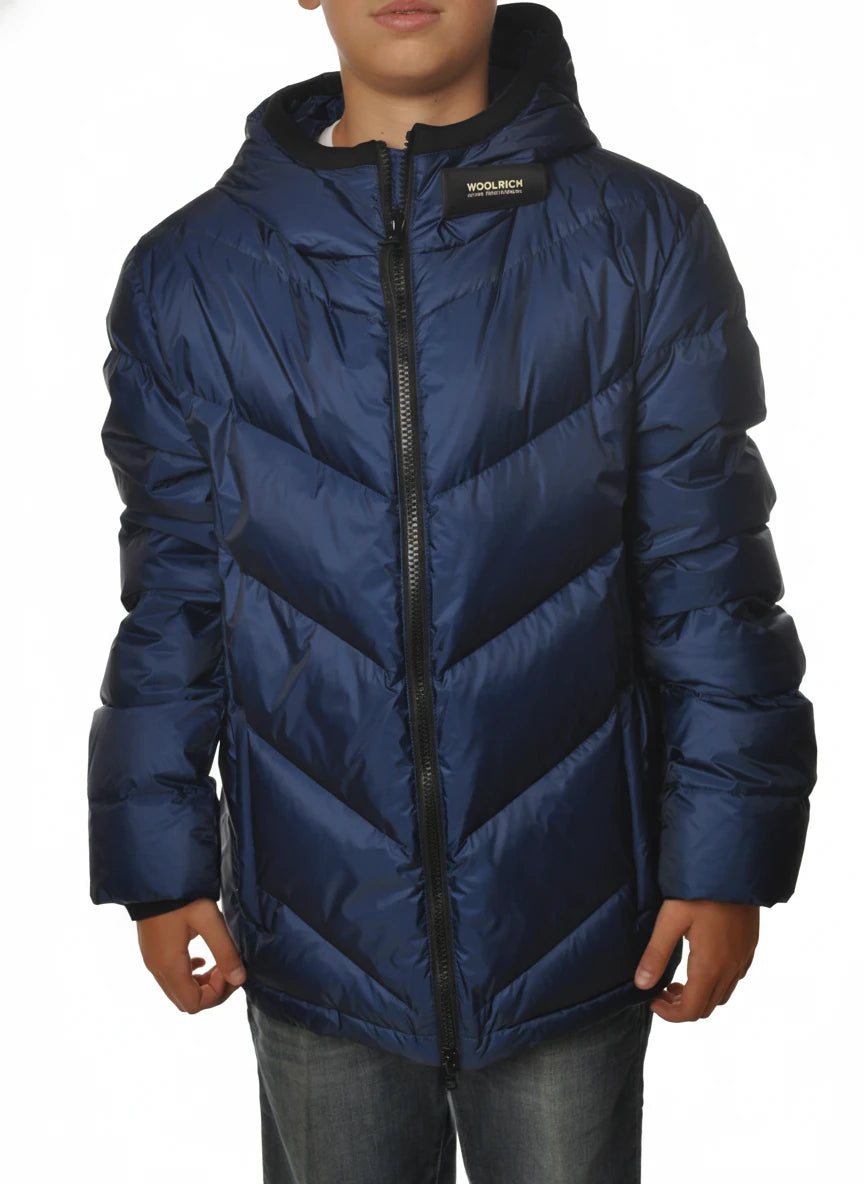 Modello indossa piumino corto trapuntato avio Woolrich con cappuccio