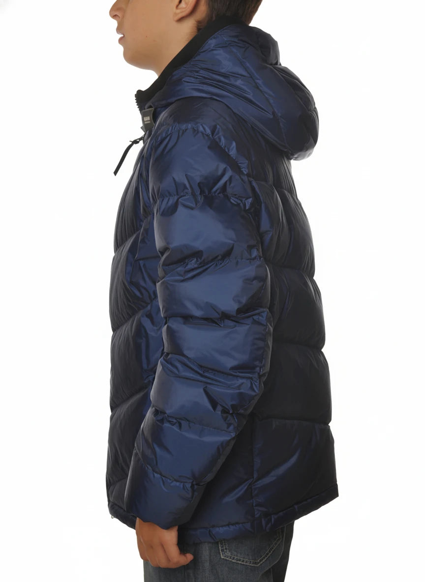 Modello indossa piumino corto trapuntato avio Woolrich con cappuccio