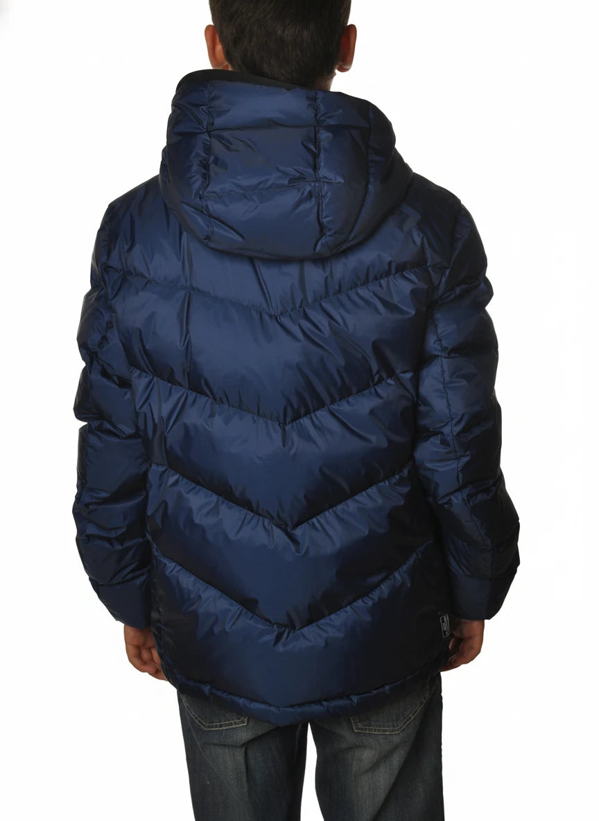 Modello indossa piumino corto trapuntato avio Woolrich con cappuccio