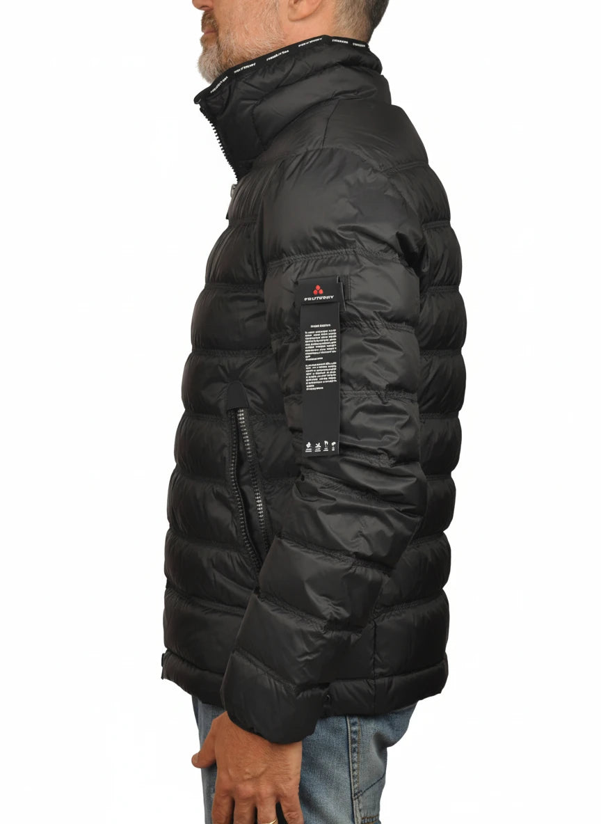 vista del piumino nero con sotto vita Peuterey in piuma con collo estraibile
