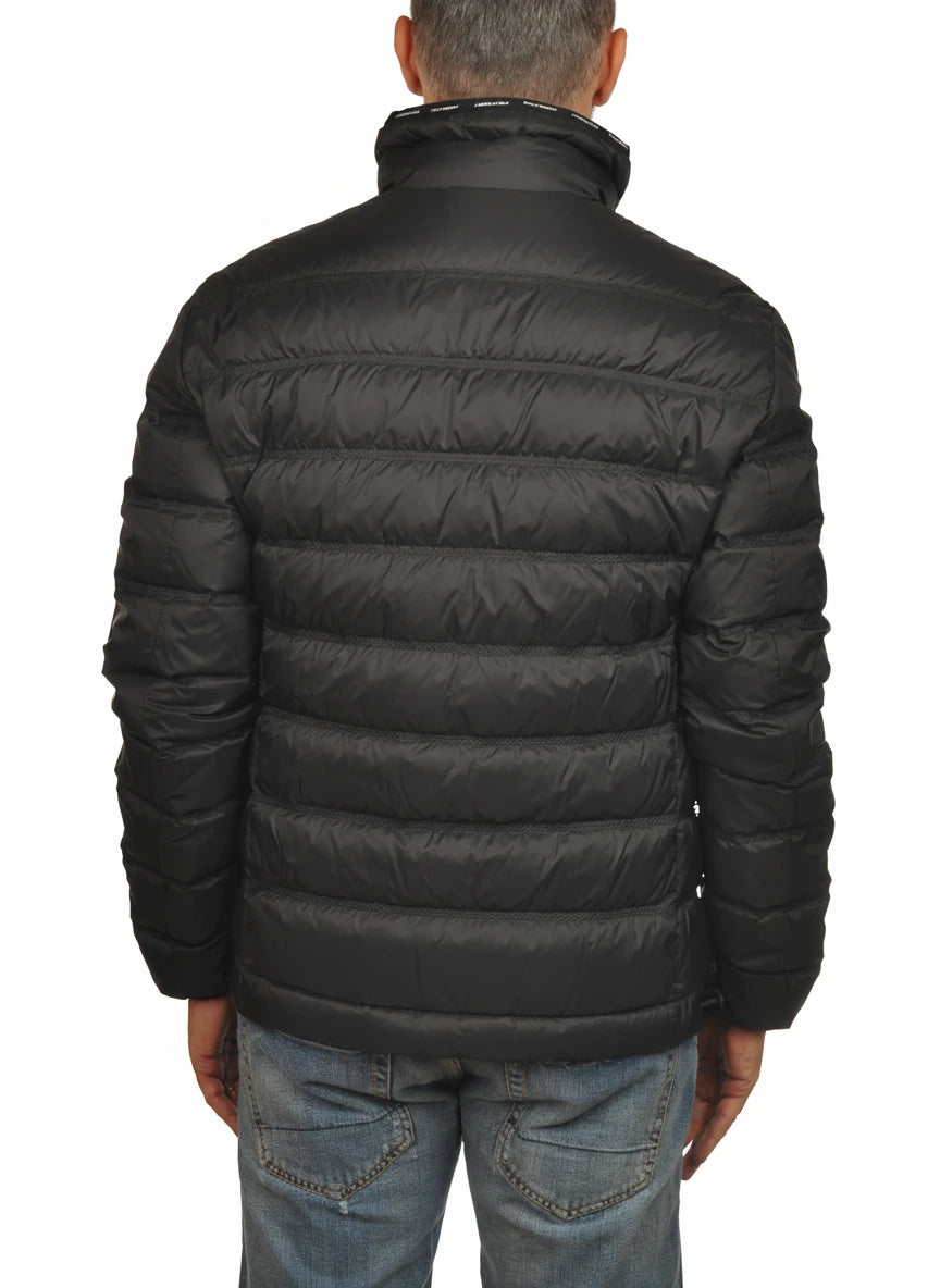 vista del piumino nero con sotto vita Peuterey in piuma con collo estraibile