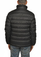 vista del piumino nero con sotto vita Peuterey in piuma con collo estraibile