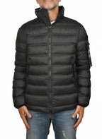 vista del piumino nero con sotto vita Peuterey in piuma con collo estraibile