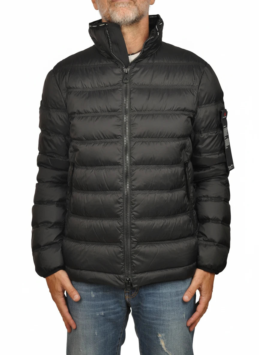 vista del piumino nero con sotto vita Peuterey in piuma con collo estraibile