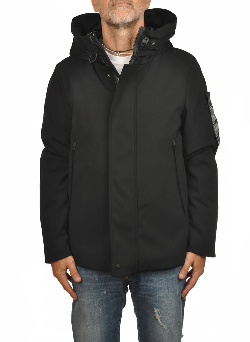 Vista frontale del giubbotto Peuterey tessuto tecnico nero con cappuccio