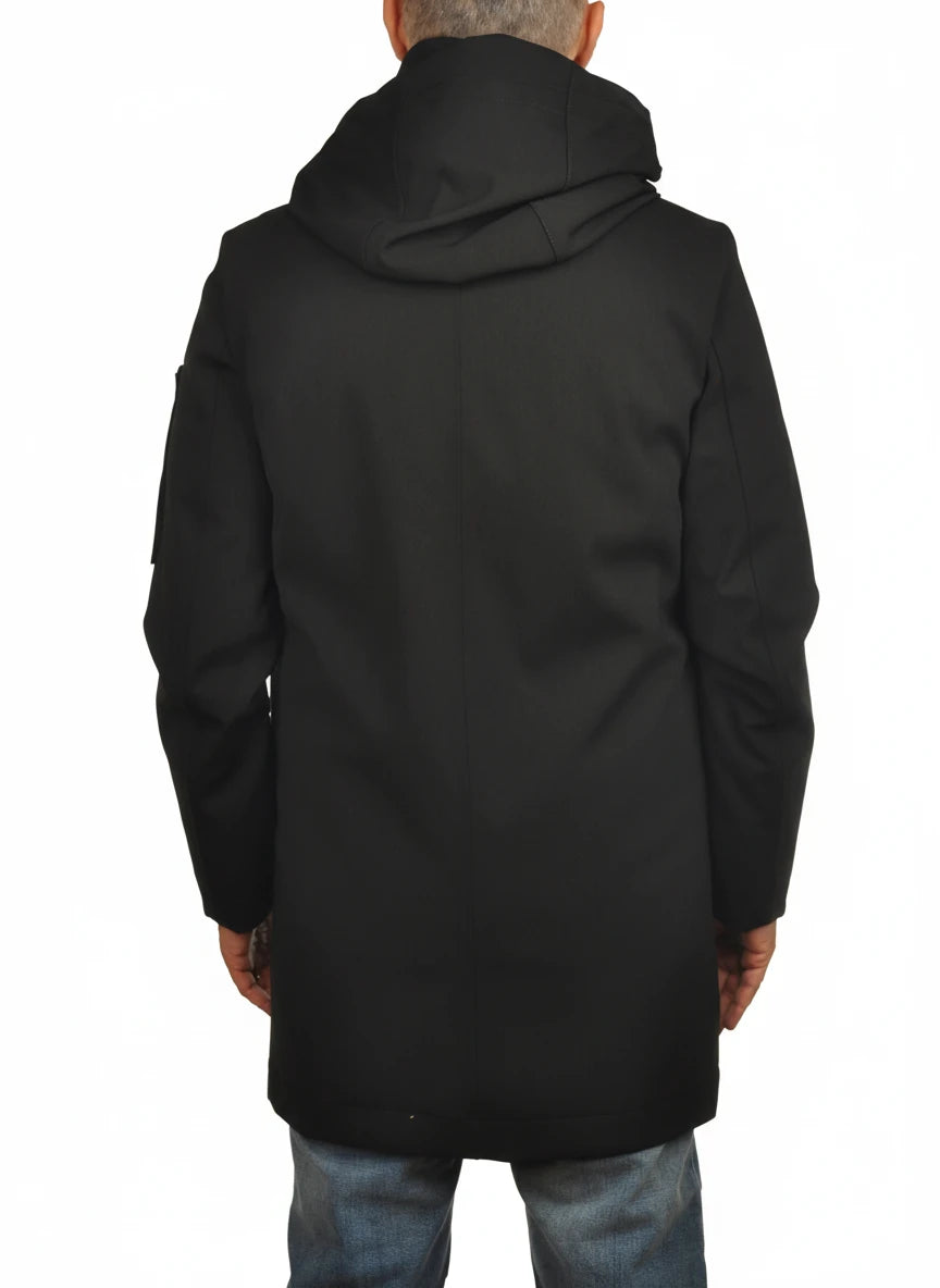 Dettaglio tessuto del parka Peuterey tessuto tecnico nero con cappuccio