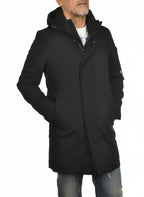 Vista frontale del parka Peuterey tessuto tecnico nero con cappuccio