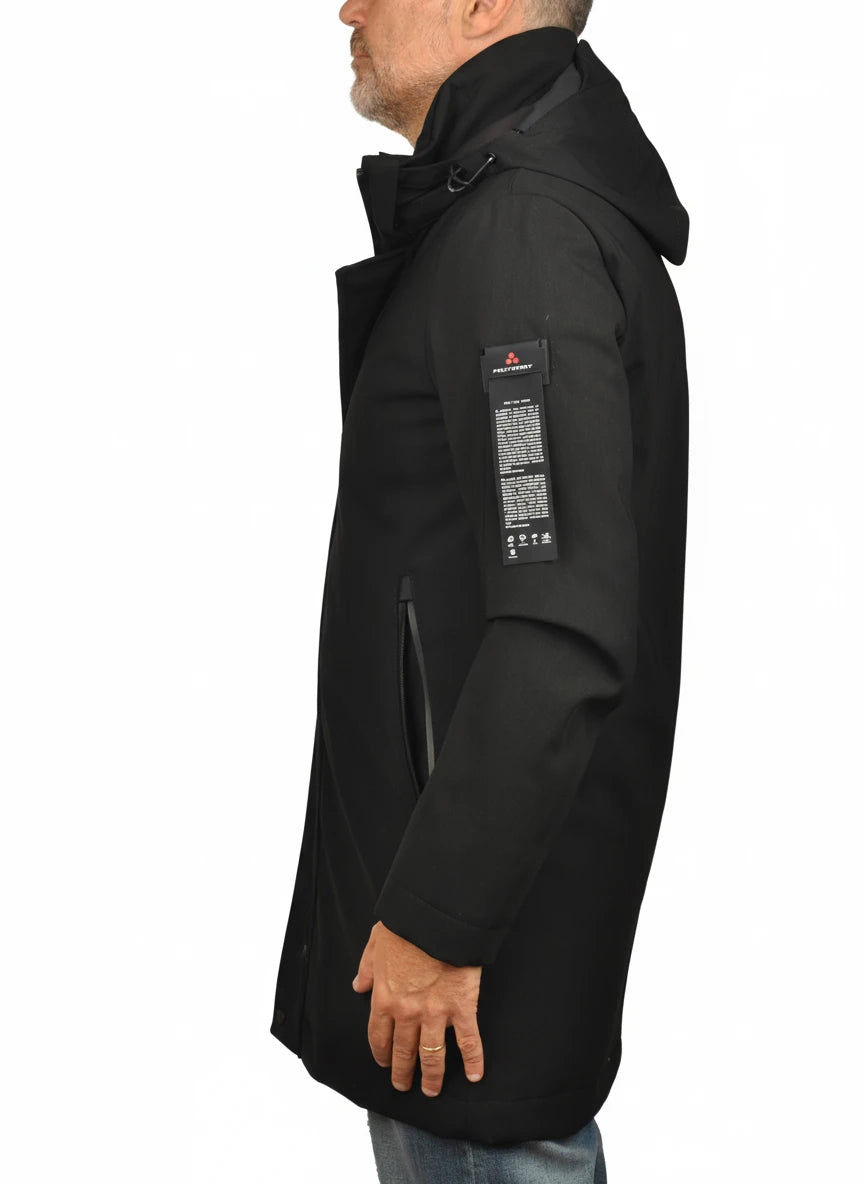 Dettaglio tasche e zip del parka Peuterey tessuto tecnico nero