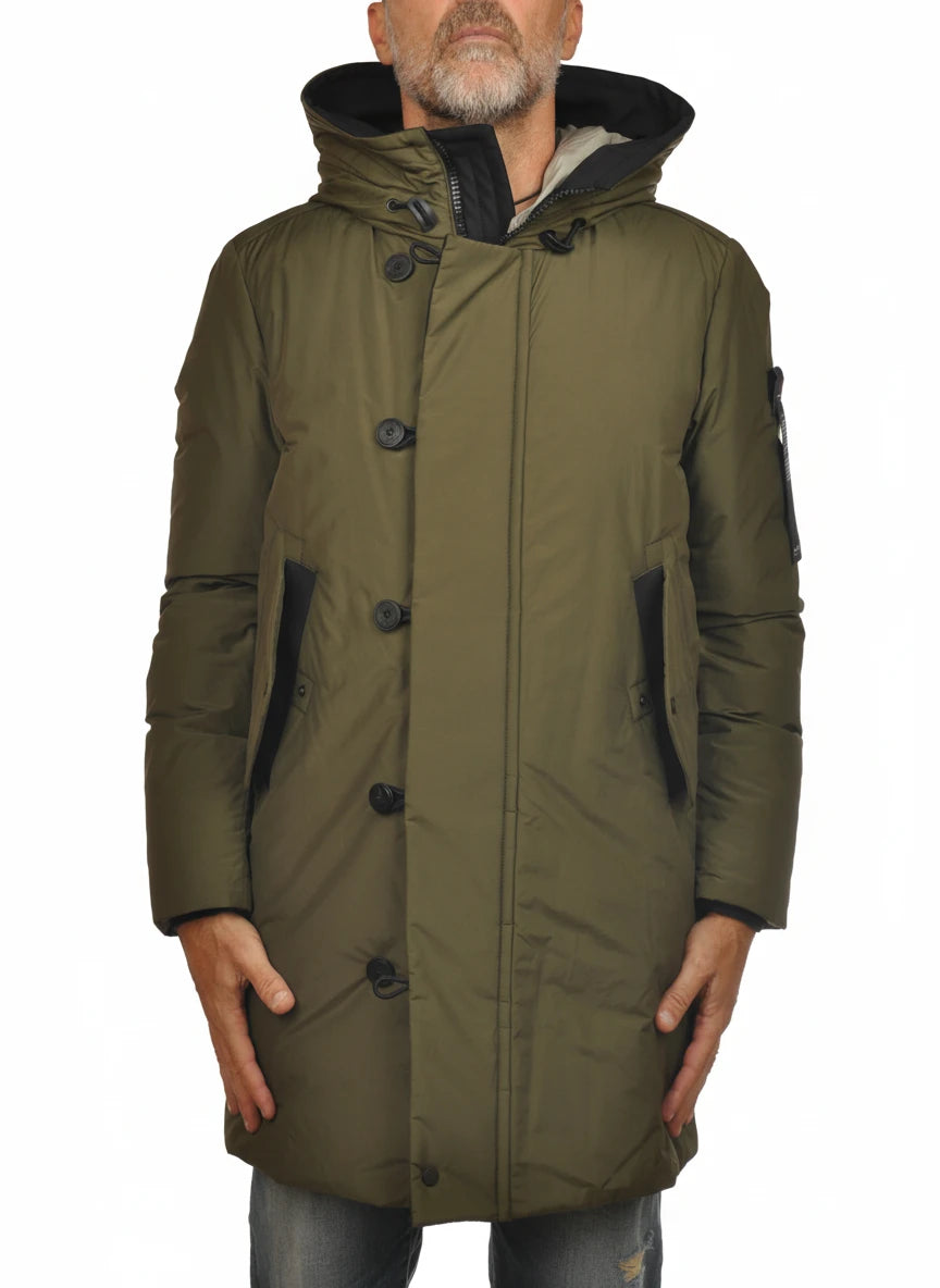 Vista frontale del giubbotto Peuterey piuma verde con cappuccio