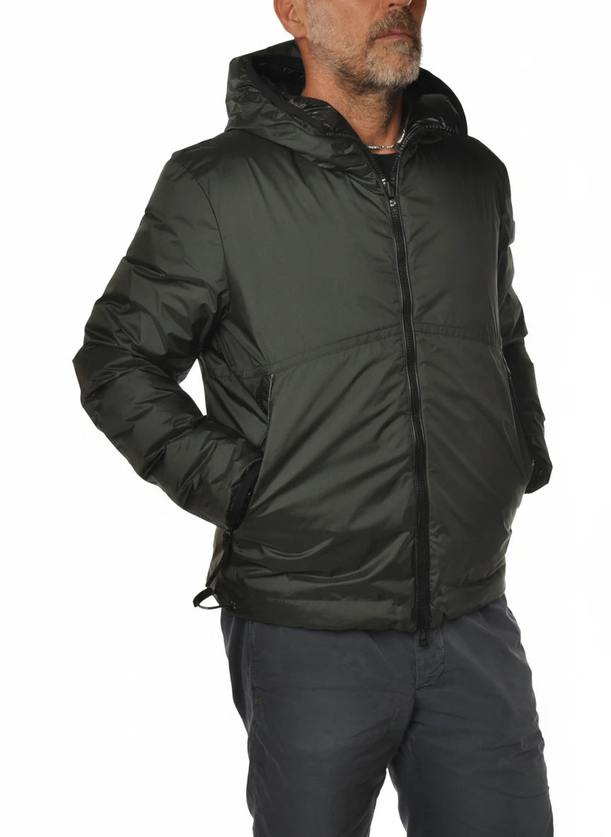 Vista frontale del giubbotto Peuterey tessuto tecnico verde con cappuccio