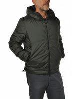 Vista frontale del giubbotto Peuterey tessuto tecnico verde con cappuccio