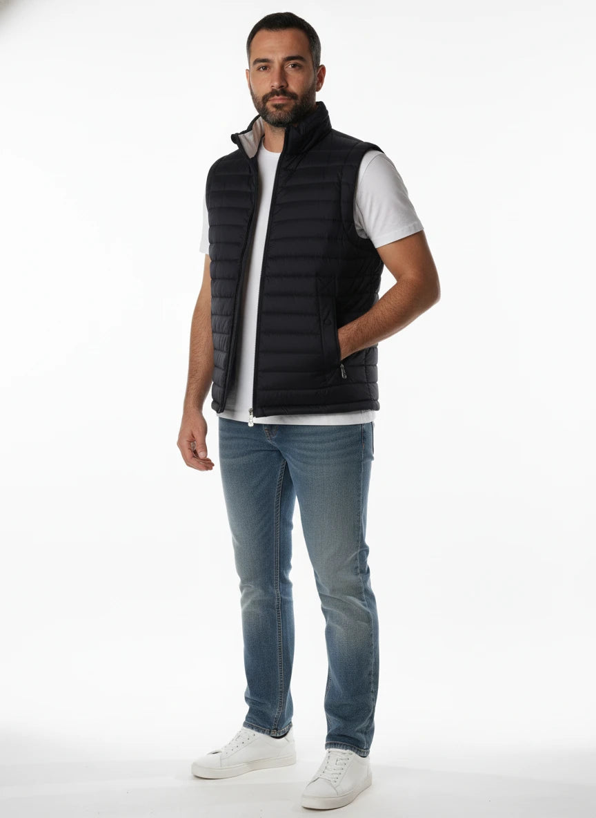 vista a 45° frontale del piumino nero con sotto vita Peuterey in piuma