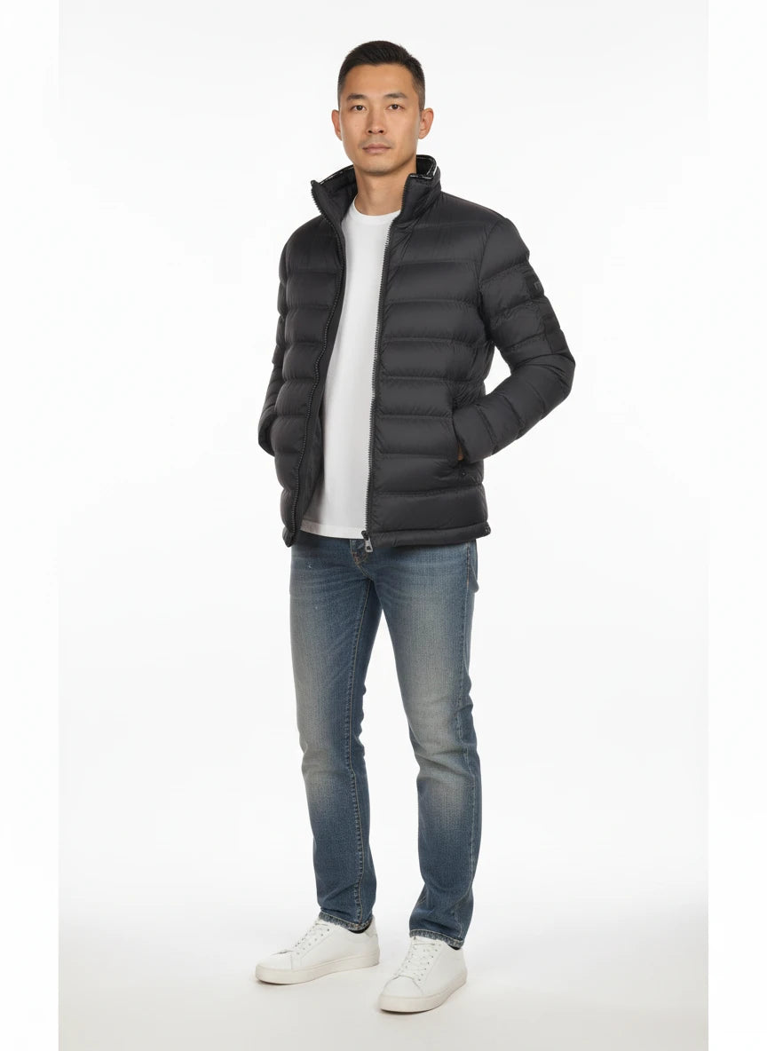 vista a 45° frontale del piumino blu con sotto vita Peuterey in piuma