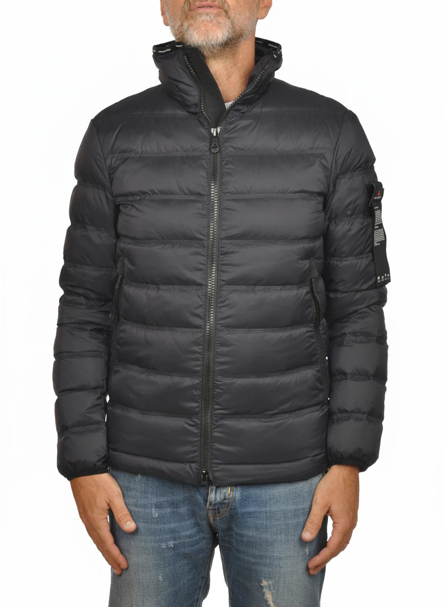 vista del piumino blu con sotto vita Peuterey in piuma con collo estraibile