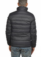 vista del piumino blu con sotto vita Peuterey in piuma con collo estraibile