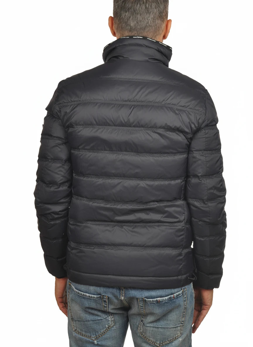 vista del piumino blu con sotto vita Peuterey in piuma con collo estraibile