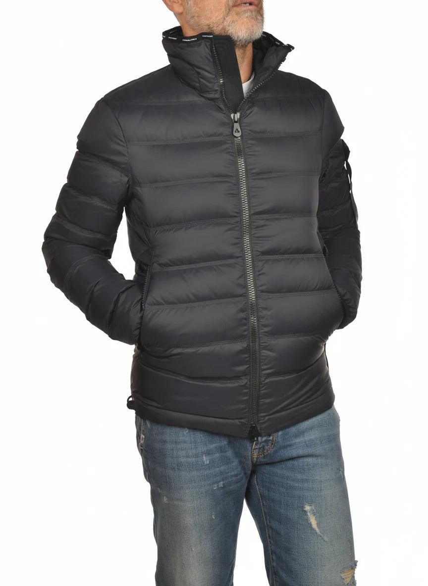 vista del piumino blu con sotto vita Peuterey in piuma con collo estraibile