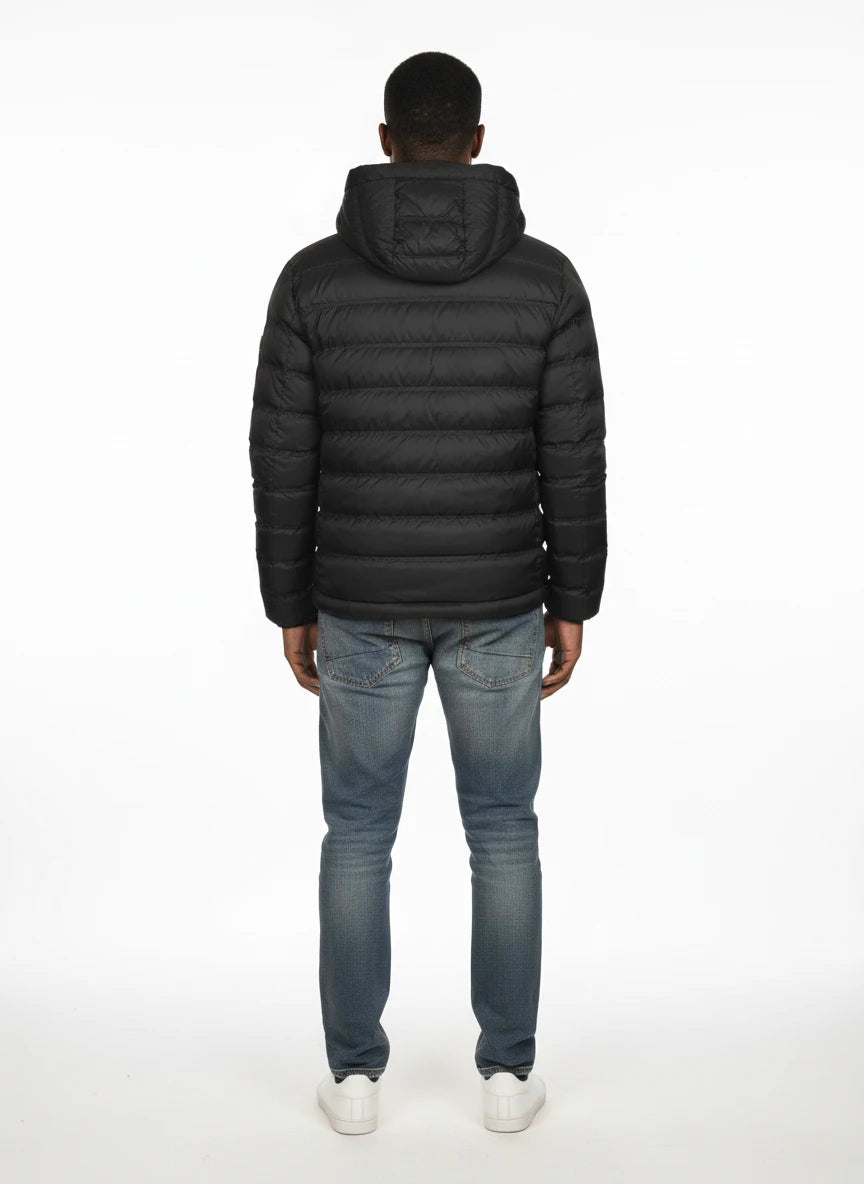 vista posteriore del piumino nero con cappuccio estraibile Peuterey in piuma