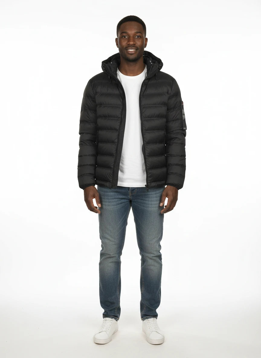 vista frontale del piumino nero con cappuccio estraibile Peuterey in piuma