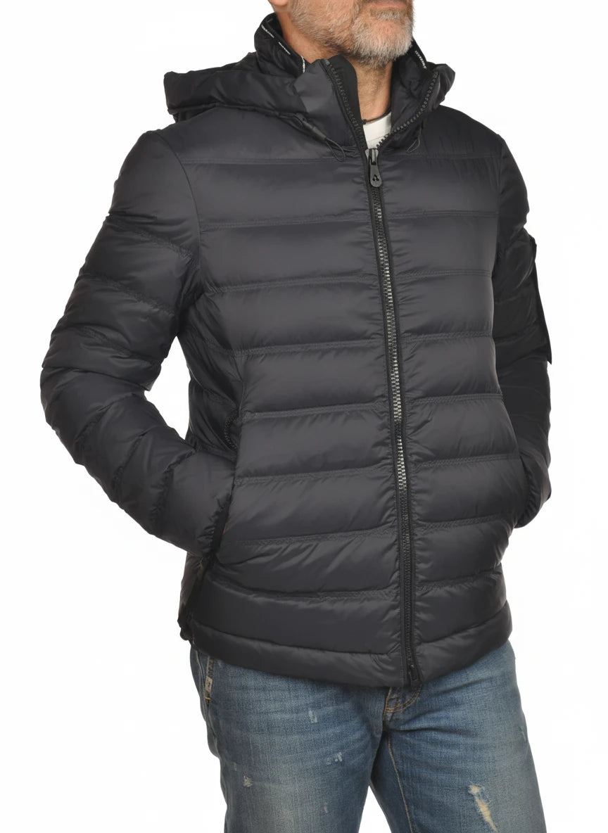 vista del piumino blu con cappuccio estraibile Peuterey in piuma