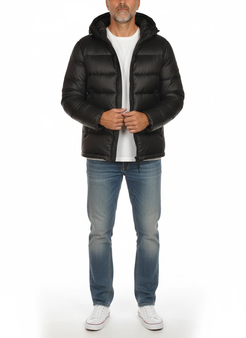 vista frontale del piumino nero con nylon ripstop Peuterey in nylon ripstop