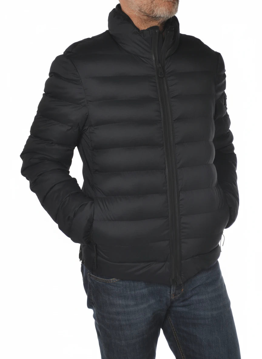 vista del piumino corto blu con avvitato Peuterey in tessuto stretch