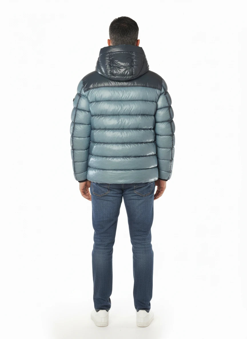 vista posteriore del piumino corto celeste con dritto Peuterey in ripstop primaloft riciclato