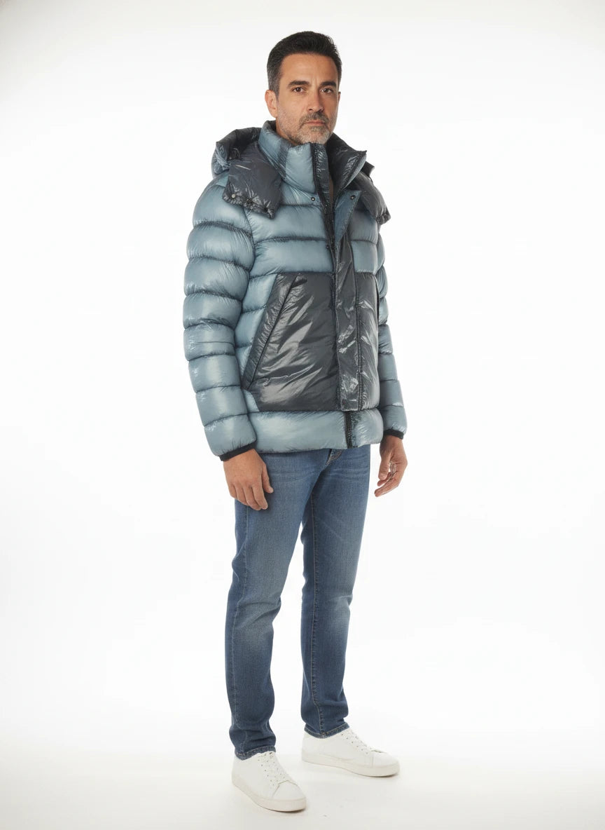 vista a 45° frontale del piumino corto celeste con dritto Peuterey in ripstop primaloft riciclato