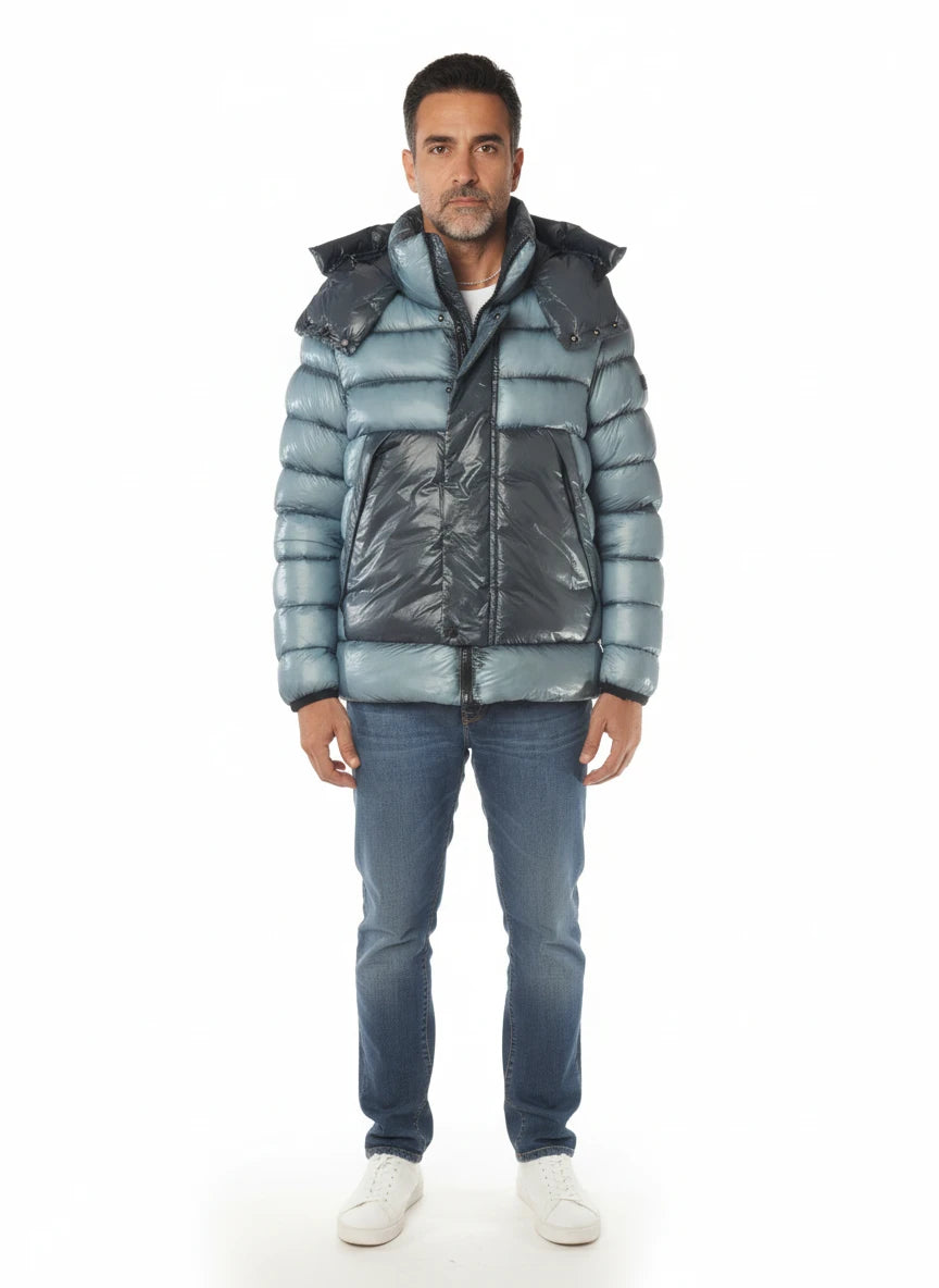 vista frontale del piumino corto celeste con dritto Peuterey in ripstop primaloft riciclato