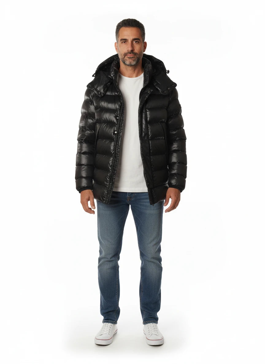 vista frontale del piumino corto nero con dritto Peuterey in ripstop primaloft riciclato