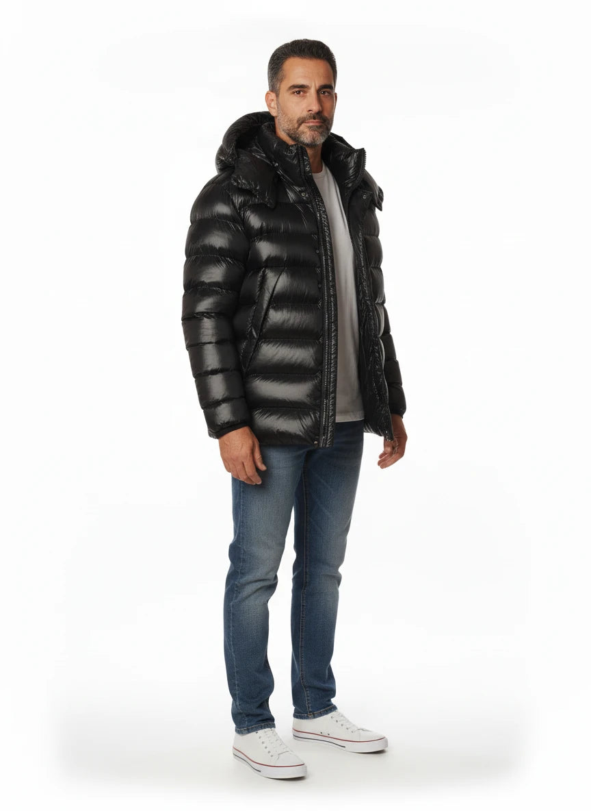 vista a 45° frontale del piumino corto nero con dritto Peuterey in ripstop primaloft riciclato