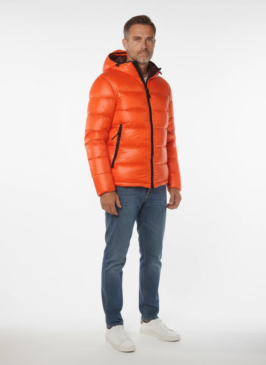vista a 45° frontale del giubbotto bomber arancione con cappuccio Peuterey in piuma d'oca