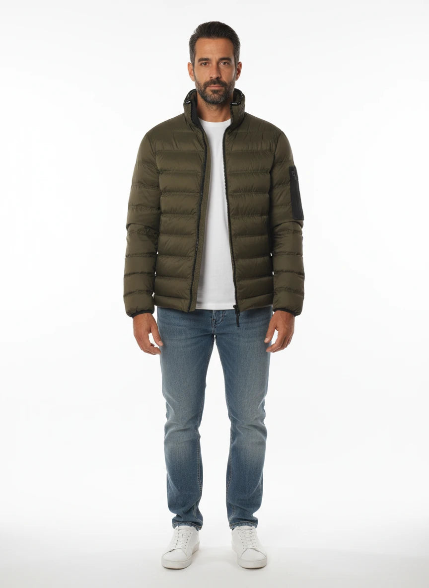 vista frontale del giubbotto verde con collo in piedi Peuterey in piuma d'oca