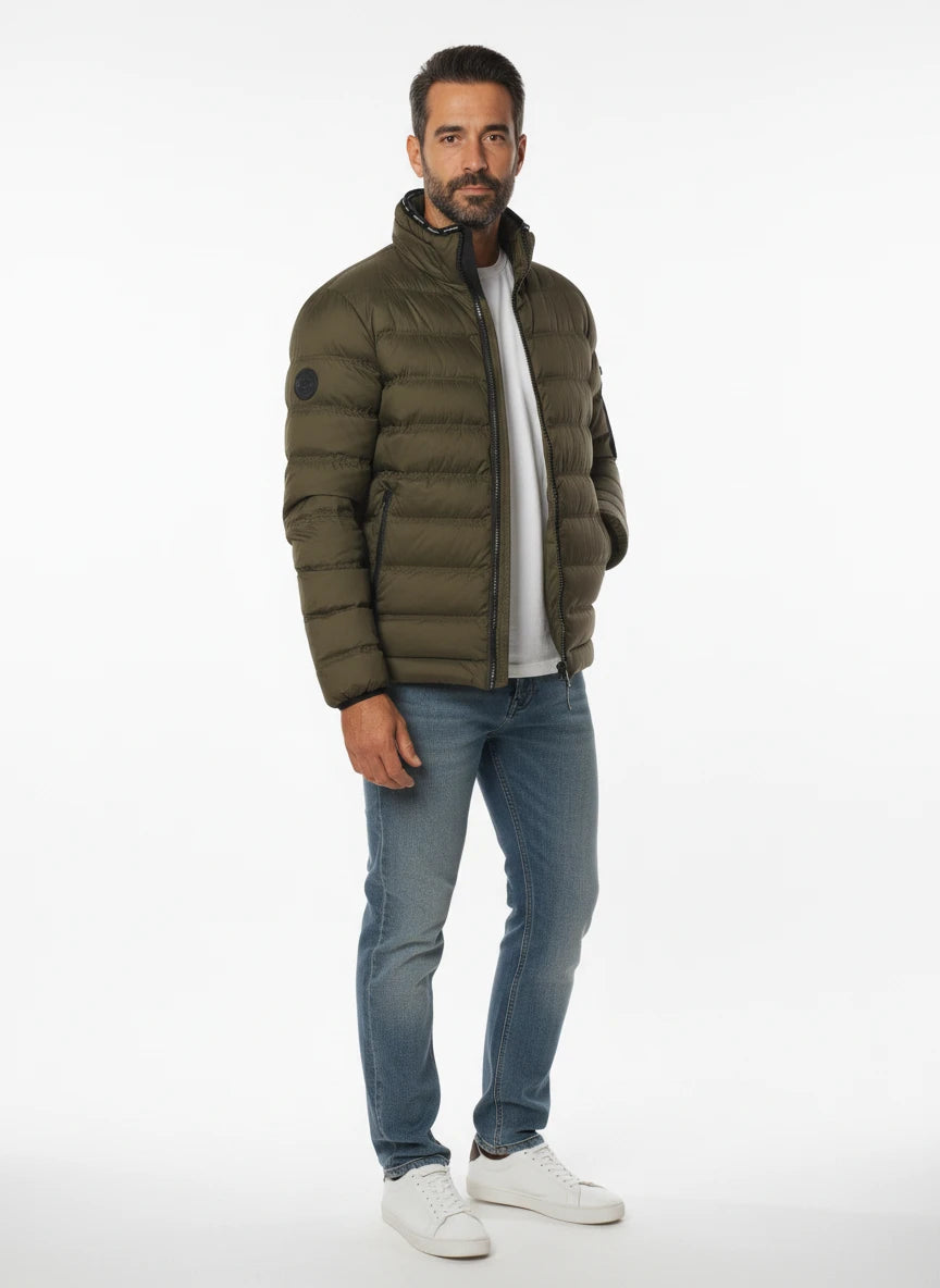 vista a 45° frontale del giubbotto verde con collo in piedi Peuterey in piuma d'oca