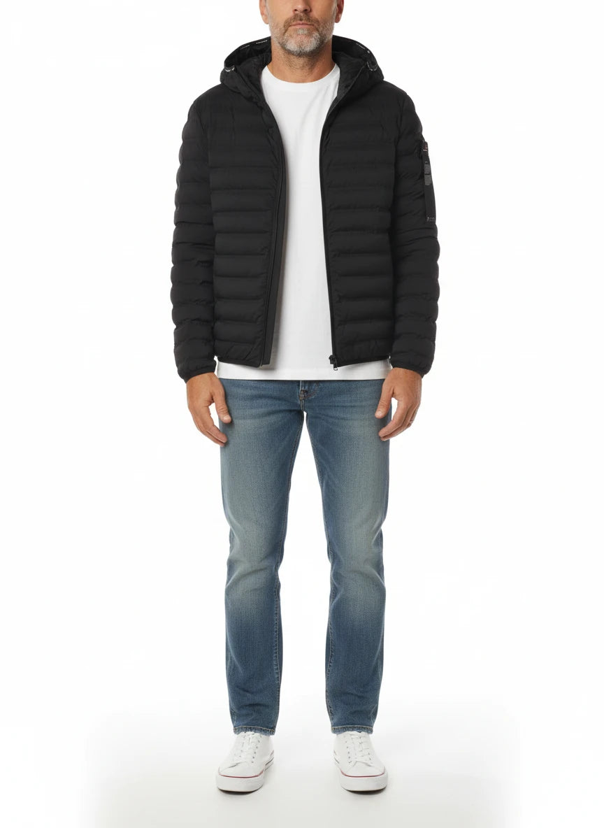 vista frontale del piumino corto nero con zip termosaldate Peuterey in tessuto tecnico