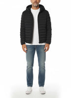 vista frontale del piumino corto nero con zip termosaldate Peuterey in tessuto tecnico