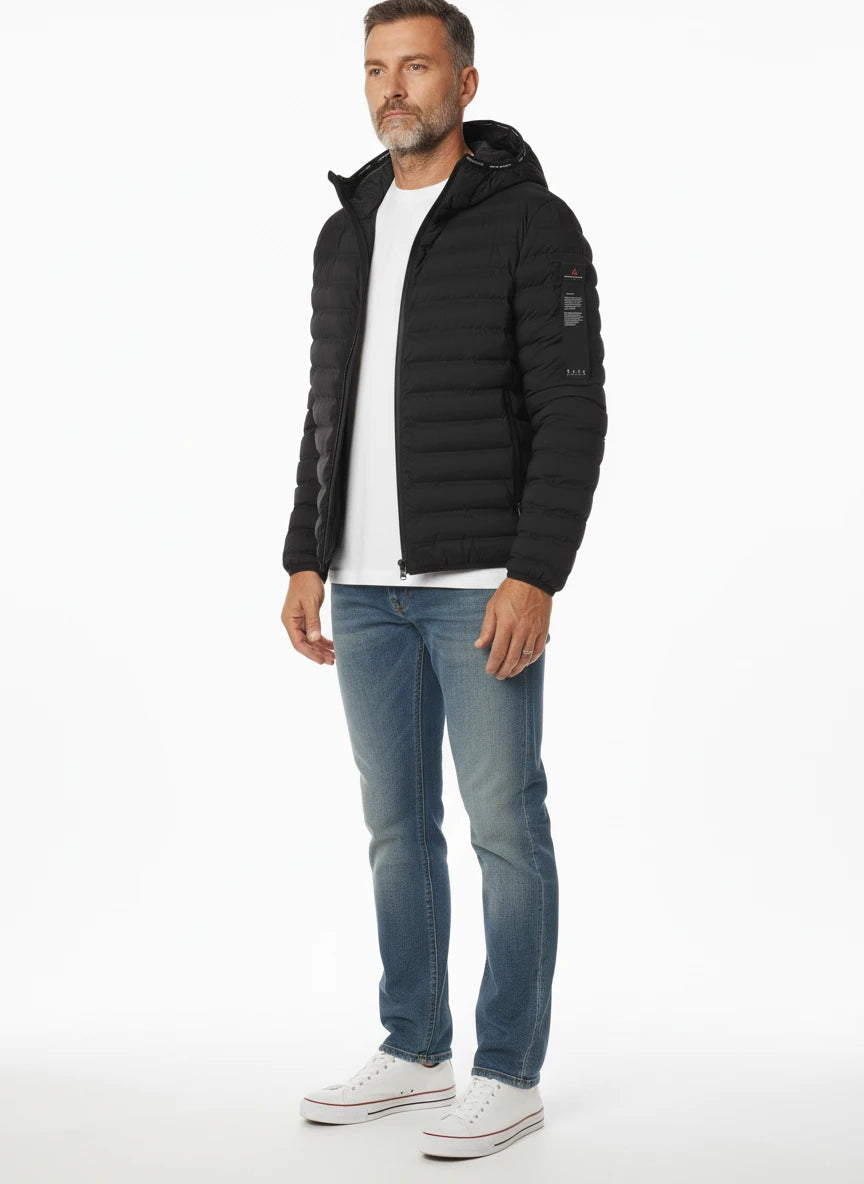 vista a 45° frontale del piumino corto nero con zip termosaldate Peuterey in tessuto tecnico