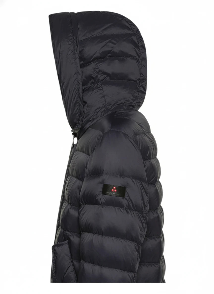 vista del piumino blu con canali stretti Peuterey in nylon riciclato