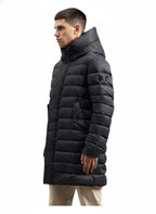 vista del piumino blu con canali stretti Peuterey in nylon riciclato