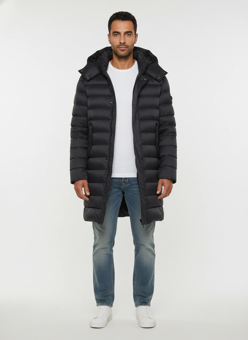 vista frontale del piumino blu con canali stretti Peuterey in nylon riciclato