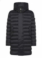 vista del piumino blu con canali stretti Peuterey in nylon riciclato