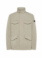 Dettaglio tasche e zip del field jacket Peuterey pelle scamosciata beige