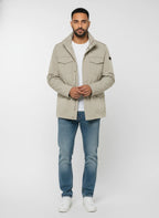 Modello frontalmente con field jacket Peuterey pelle scamosciata beige