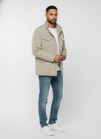 Modello a 45 gradi con field jacket Peuterey pelle scamosciata beige