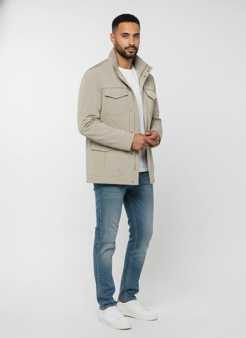 Modello a 45 gradi con field jacket Peuterey pelle scamosciata beige