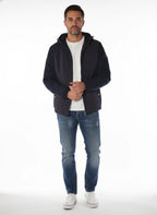 Modello frontalmente con giubbotto Peuterey  blu con cappuccio