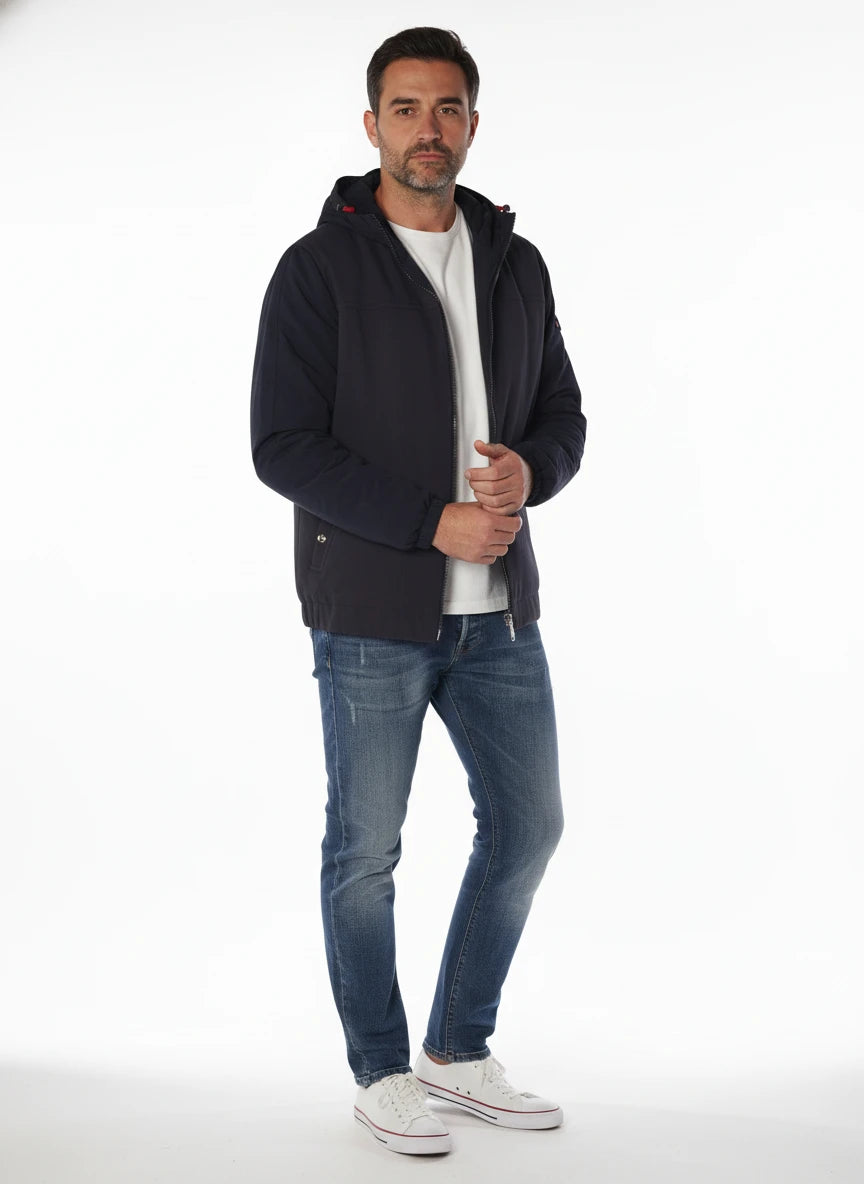 Modello a 45 gradi con giubbotto Peuterey  blu con cappuccio