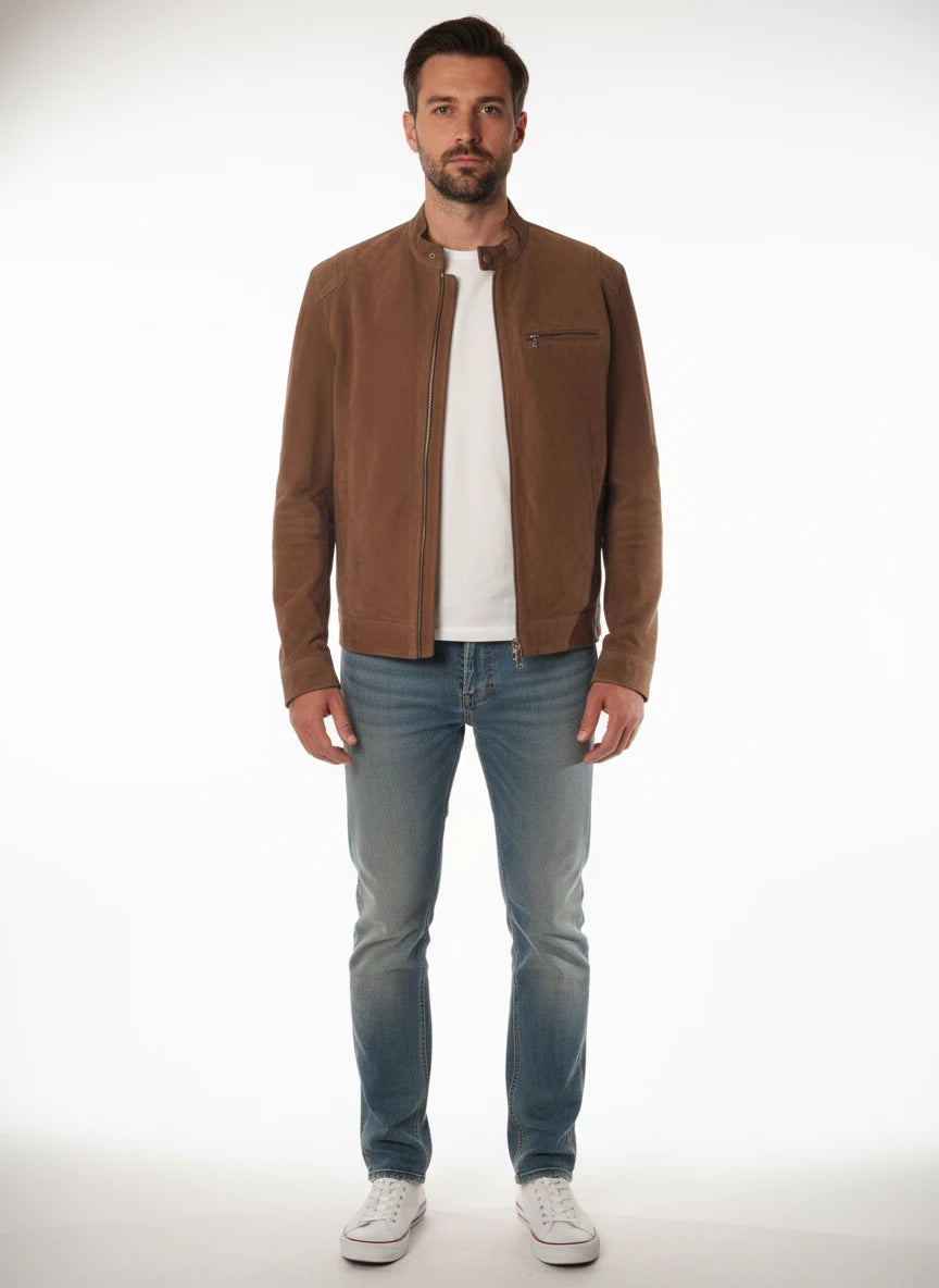 Modello frontalmente con giubbotto Peuterey pelle scamosciata beige/pelle