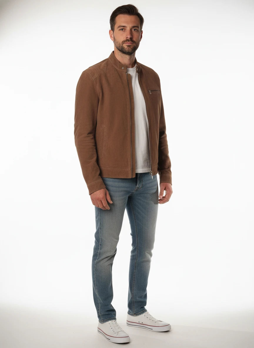 Modello a 45 gradi con giubbotto Peuterey pelle scamosciata beige/pelle