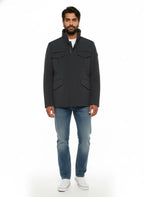 Modello frontalmente con field jacket Peuterey nylon blu con cappuccio